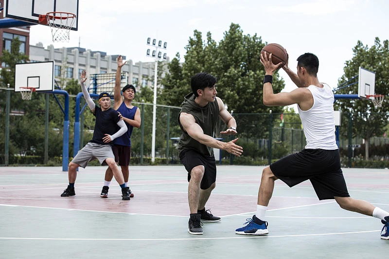 篮球教练如何为不同年龄段的球员制定战术训练方案?_0